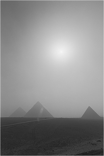 Pyramidas b&w 2