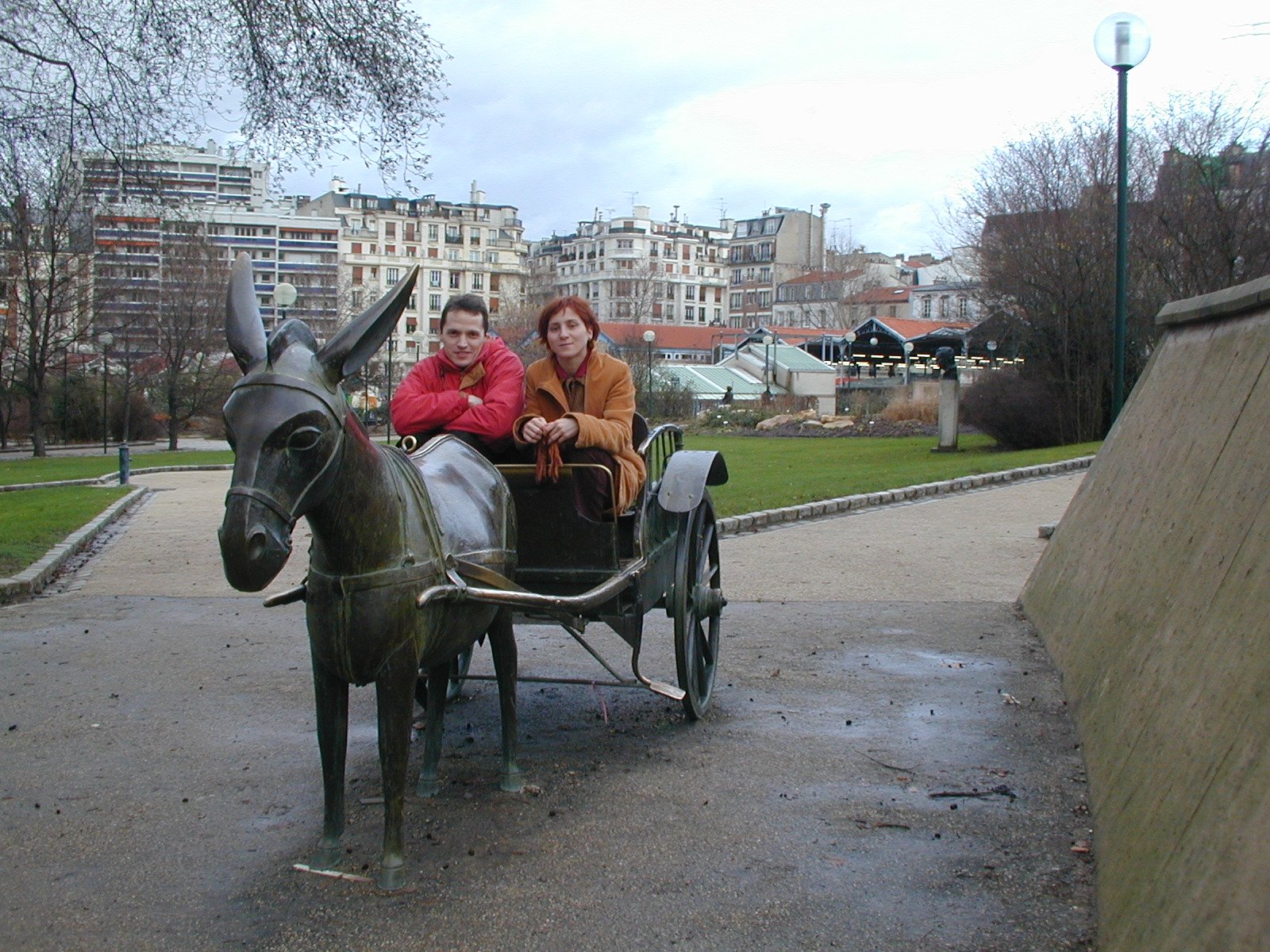 Ya i Natasha na brozovom osle gde-to v parke na Yuge Paris